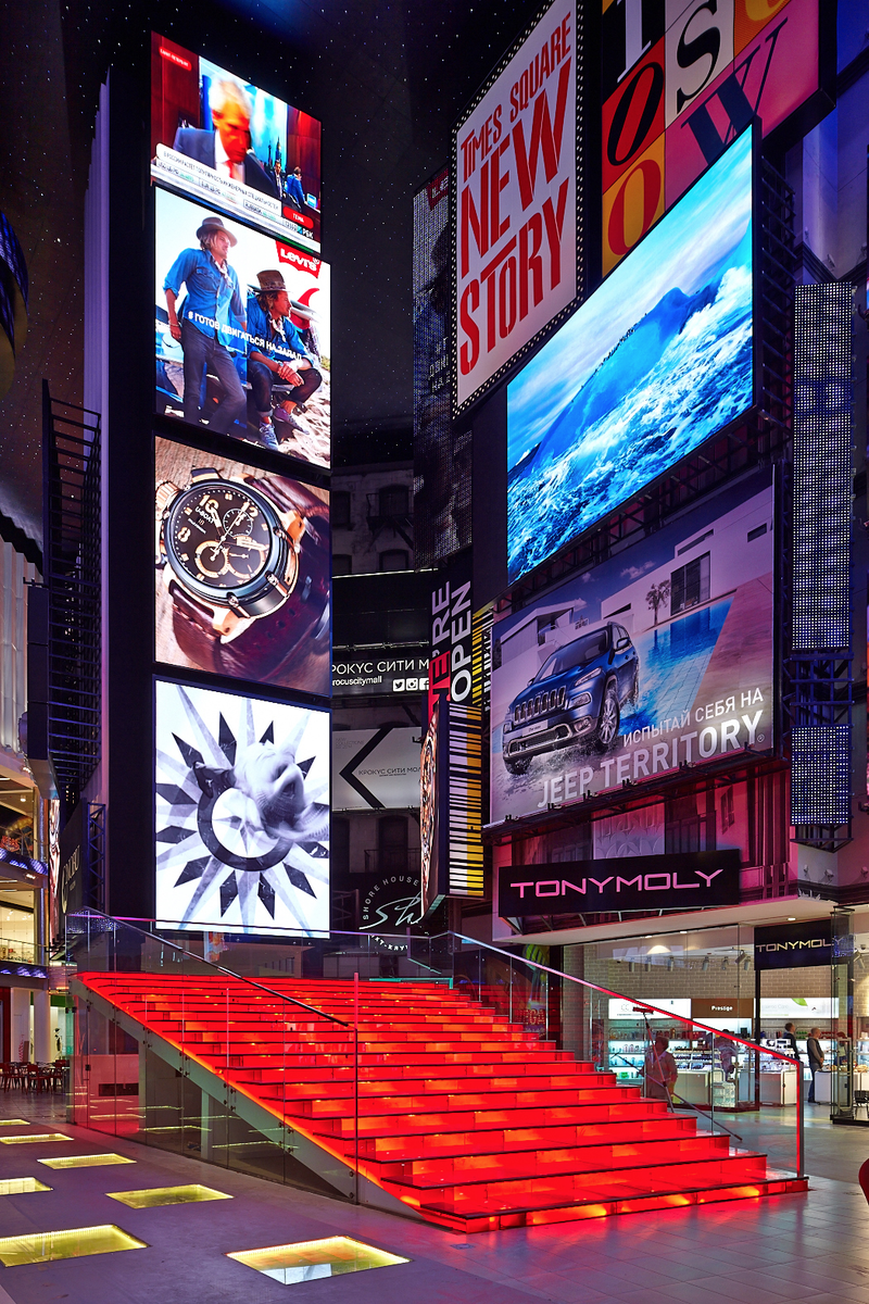 Illustration for article titled Moscow's Replica of Times Square Looks Startlingly Realistic